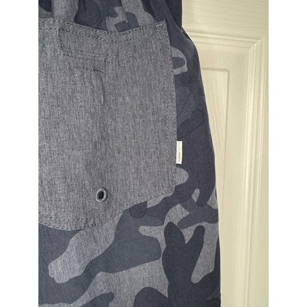 Vuori Banks Shorts Mens Small Charcoal Navy Camo Athletic Board Shorts V302
